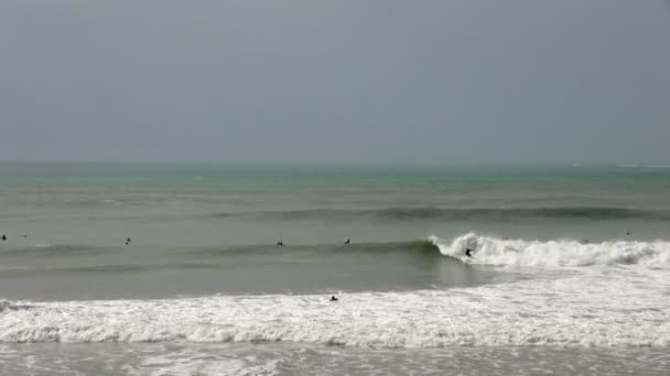 Drei Surfer Fangen Wellen Mittelmeer Bei Cadiz Spanien — Stockvideo