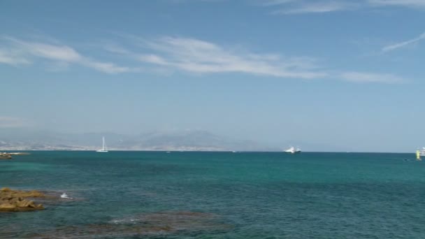 小船和美丽的海岸在明亮的晴朗的天在蔚蓝的海滨 — 图库视频影像