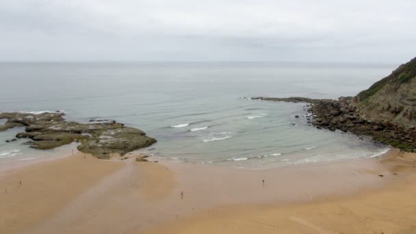 Wellen Die Diesem Standbild Festgehalten Wurden Krachen Sanft Die Strandpromenade — Stockvideo