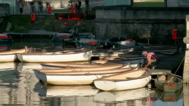 法国钱伯德城堡的小木船和白色头发的老人 — 图库视频影像
