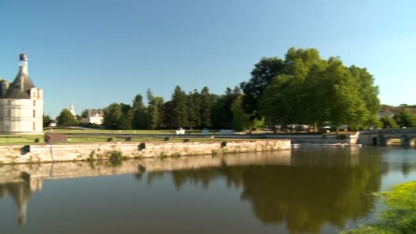 从右向左 小桥去法国的钱伯德城堡 — 图库视频影像