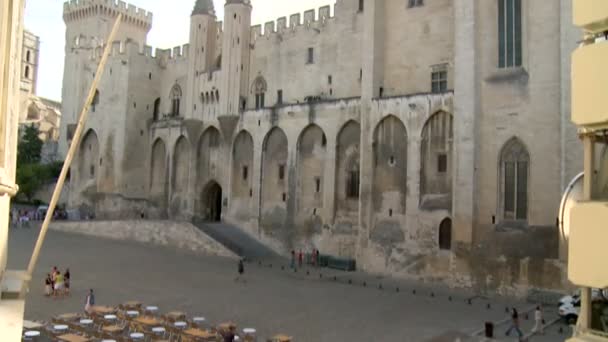 Pan Downward Gente Felice Che Cammina Splendide Strade Avignone Francia — Video Stock