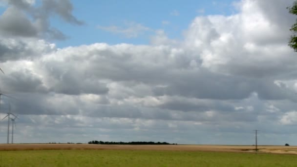 从右向左 在晴朗的日子 卢瓦尔河谷的风力涡轮机 — 图库视频影像