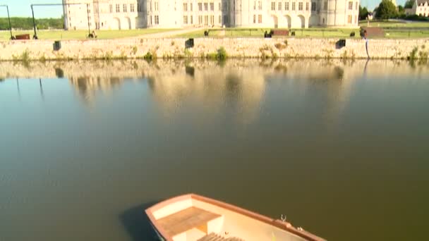 宽平底锅 美丽的城堡 钱伯德在日落 当反射由水 — 图库视频影像