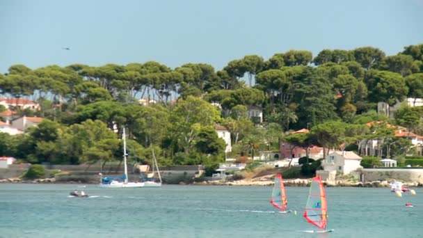 Panorera Vänster Till Höger Färgglada Twin Vindsurfing Cote Azur Frankrike — Stockvideo