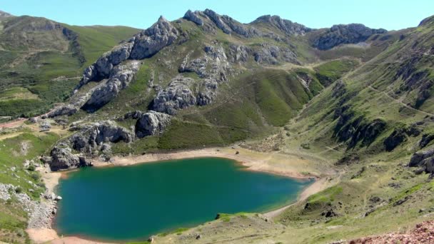 Hermosa Foto Fija Terreno Montañoso Escarpado Junto Lago Calabazosa Parque — Vídeos de Stock