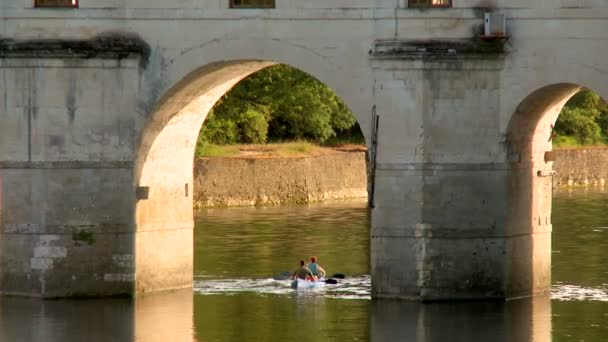 Deux Hommes Naviguant Sous Élégant Château Chenonceau Coucher Soleil — Video