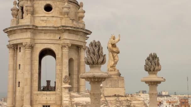 Närbild Den Vita Och Stora Statyer Och Reliker Cádiz Katedral — Stockvideo