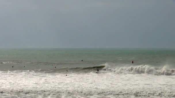 Surfer Vangen Van Een Golf Van Rechts Naar Links Middellandse — Stockvideo