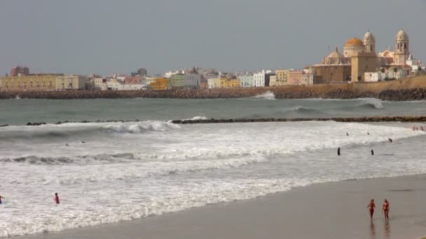 Surfista Apanhar Uma Onda Direita Para Esquerda Mediterrâneo Cádiz Espanha — Vídeo de Stock