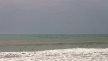 Sağdan sola Cadiz, İspanya, Akdeniz'de bir dalga yakalamak sörfçü