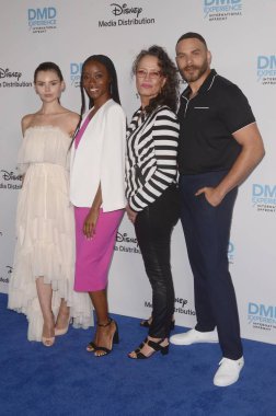 Los Angeles - 20 Mayıs: Eline Powell, Sibongile Mlambo, Rena Owen, Ian Verdun Disney Abc Uluslararası ayarlıyoruz Walt Disney Studios üzerinde 20 Mayıs 2018 Burbank, Ca