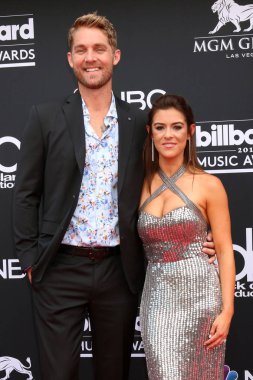 Las Vegas - 20 Mayıs: Brett Young, Taylor Mills üzerinde 20 Mayıs 2018 Mgm Grand Garden Arena Las Vegas, NV 2018 Billboard Müzik Ödülleri'nde