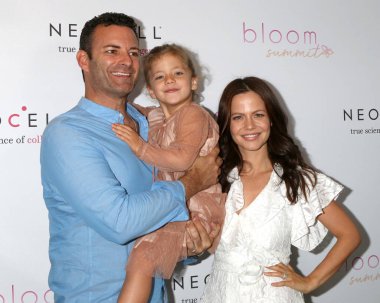 Los Angeles - 2 Haziran: Sean Mcewen, Phoenix Emmanuel Sursok-Mcewan, Tammin Sursok Otel'de Beverly Hilton 2 Haziran 2018 tarihinde Beverly Hills, Ca Bloom zirvesinde
