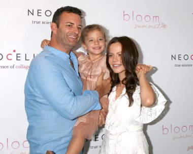 Los Angeles - 2 Haziran: Sean Mcewen, Phoenix Emmanuel Sursok-Mcewan, Tammin Sursok Otel'de Beverly Hilton 2 Haziran 2018 tarihinde Beverly Hills, Ca Bloom zirvesinde