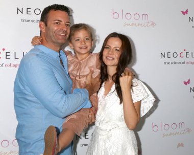 Los Angeles - 2 Haziran: Sean Mcewen, Phoenix Emmanuel Sursok-Mcewan, Tammin Sursok Otel'de Beverly Hilton 2 Haziran 2018 tarihinde Beverly Hills, Ca Bloom zirvesinde