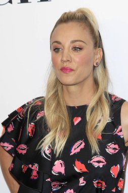 Los Angeles - 2 Haziran: Kaley Cuoco, ilham Ödülleri'nde 2 Haziran 2018 Beverly Wilshire Hotel Beverly Hills, Ca kadar adım