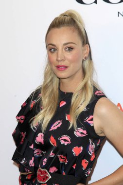 Los Angeles - 2 Haziran: Kaley Cuoco, ilham Ödülleri'nde 2 Haziran 2018 Beverly Wilshire Hotel Beverly Hills, Ca kadar adım