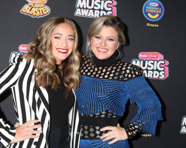Los Angeles - 22 Haziran: Brynn Cartelli, Kelly Clarkson üzerinde 22 Haziran 2018 Loews Hotel Los Angeles, Ca 2018 radyo Disney Müzik Ödüllerinde