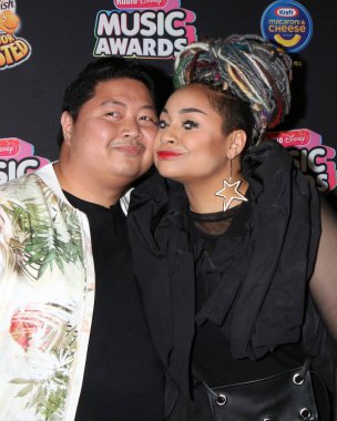 Los Angeles - 22 Haziran: Jason Rogel, Raven Symone üzerinde 22 Haziran 2018 Loews Hotel Los Angeles, Ca 2018 radyo Disney Müzik Ödülleri'nde