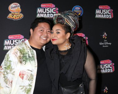 Los Angeles - 22 Haziran: Jason Rogel, Raven Symone üzerinde 22 Haziran 2018 Loews Hotel Los Angeles, Ca 2018 radyo Disney Müzik Ödülleri'nde