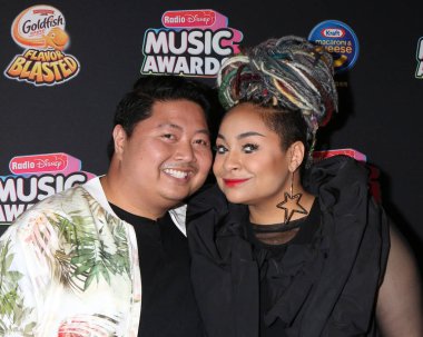 Los Angeles - 22 Haziran: Jason Rogel, Raven Symone üzerinde 22 Haziran 2018 Loews Hotel Los Angeles, Ca 2018 radyo Disney Müzik Ödülleri'nde