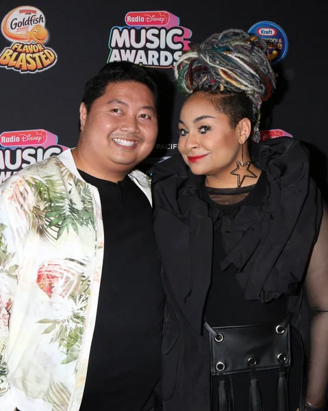 Los Angeles - 22 Haziran: Jason Rogel, Raven Symone üzerinde 22 Haziran 2018 Loews Hotel Los Angeles, Ca 2018 radyo Disney Müzik Ödülleri'nde