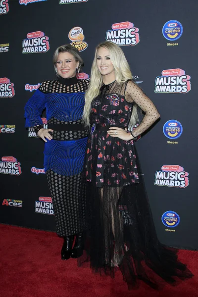 Los Angeles - 22 Haziran: Kelly Clarkson, Carrie Underwood üzerinde 22 Haziran 2018 Loews Hotel Los Angeles, Ca 2018 radyo Disney Müzik Ödüllerinde