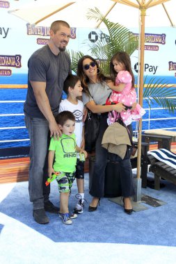 Los Angeles - Haziran 30: Sarah Shahi, Steve Howey, çocuklara 