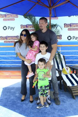 Los Angeles - Haziran 30: Sarah Shahi, Steve Howey, çocuklara 