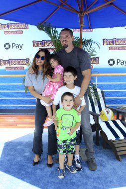 Los Angeles - Haziran 30: Sarah Shahi, Steve Howey, çocuklara 