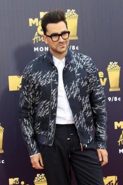 Los Angeles - Jun 16: Dan Levy, Schitts Creek adlı 2018 Mtv film ve Televizyon Ödülleri'nde 16 Haziran 2018 Barker askıda Santa Monica, Ca