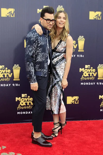 Los Angeles - Jun 16: Dan Levy, Annie Murphy, Schitts Creek adlı 2018 Mtv film ve Televizyon Ödülleri'nde 16 Haziran 2018 Barker askıda Santa Monica, Ca