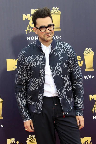 Los Angeles - Jun 16: Dan Levy, Schitts Creek adlı 2018 Mtv film ve Televizyon Ödülleri'nde 16 Haziran 2018 Barker askıda Santa Monica, Ca