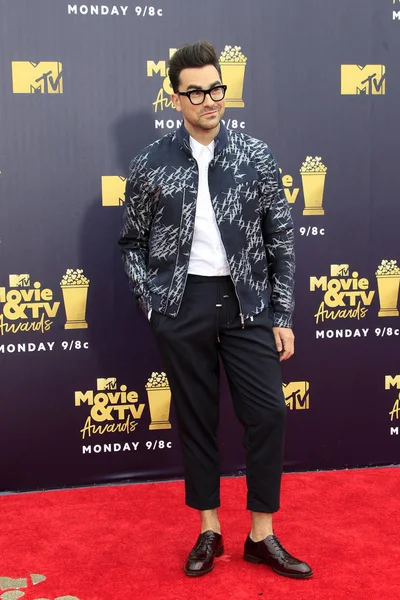 Los Angeles - Jun 16: Dan Levy, Schitts Creek adlı 2018 Mtv film ve Televizyon Ödülleri'nde 16 Haziran 2018 Barker askıda Santa Monica, Ca
