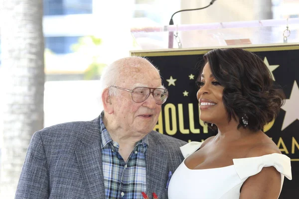 Los Angeles - 11 Temmuz: Ed Asner, Hollywood Bulvarı'nda bir yıldız ile 11 Temmuz 2018 Los Angeles, Ca onur Niecy Nash Niecy Nash'e