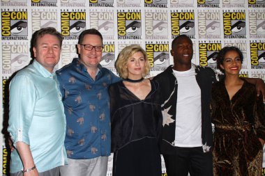 San Diego - 19 Temmuz: Matt Strevens, Mandip Gill, Jodie Whittaker, selçuk Cole, Chris Chibnal, Doctor Who: Comic-Con International'da Bbc Amerika - 2018 Sdcc - Perşembe günü 19 Temmuz 2018 yılında San Diego, Ca