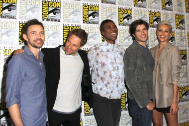 San Diego - 21 Temmuz: Cameron Cuffe, Shaun Sipos, Ann Ogbomo, Comic-Con International'da 