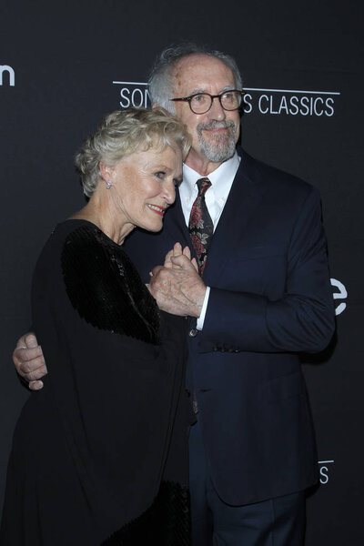 LOS ANGELES - JUL 23:  Glenn Close, Jonathan Pryce at the "The Wife" Premiere on the Silver Screen Theater, Pacifc Design Center on July 23, 2018 in West Hollywood, CA