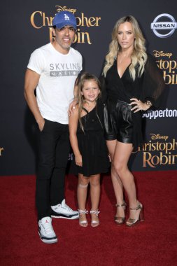 Los Angeles - Temmuz 30: Edwin Arroyave, kayrak Arroyave, Teddi Jo Mellencamp Walt Disney Studios üzerinde 30 Temmuz 2018 Burbank, Ca 