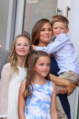 Los Angeles - Ağustos 20: Menekşe Affleck, Jennifer Garner, Seraphina Affleck, Jennifer Garner yıldız törenle Hollywood Walk of Fame 20 Ağustos 2018 tarihinde Los Angeles, Ca üzerinde Samuel Garner Affleck