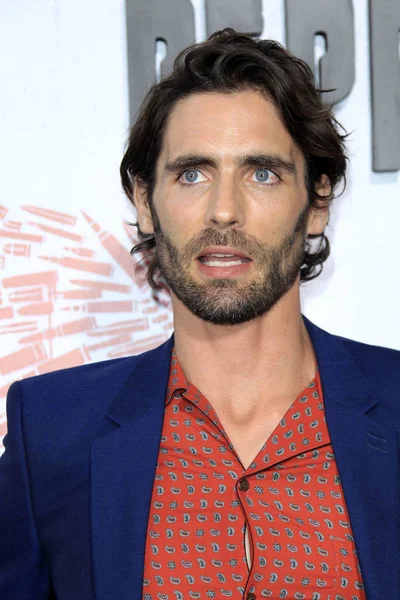 Los Angeles Agosto Tyson Ritter Alla Peppermint World Premiere Regal — Foto Stock