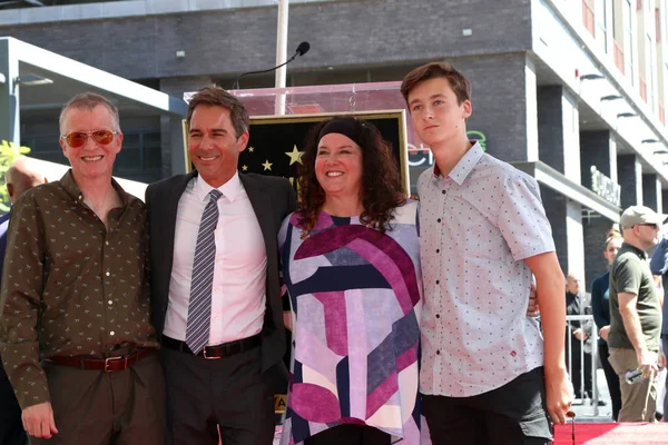 洛杉矶 9月13日 埃里克麦考马克 家庭在埃里克麦考马克的明星仪式上在2018年9月13日在洛杉矶的好莱坞之行的名望 加利福尼亚州 — 图库照片