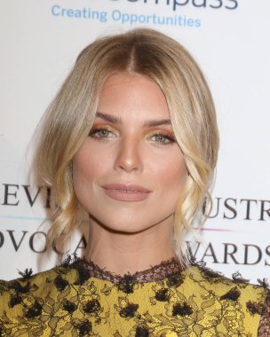 Los Angeles - 15 Eylül: Annalynne Mccord üzerinde 15 Eylül 2018 Sofitel Los Angeles Beverly Hills, Ca 2018 televizyon sanayi savunuculuk Ödülleri'nde