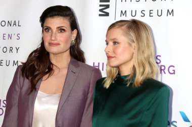 Los Angeles - 15 Eylül: Idina Menzel, Kristen Bell geçmiş Ödülleri 2018 Beverly Hilton Otel'de Beverly Hills, Ca 15 Eylül 2018 üzerinde yapma kadın