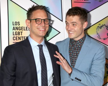 Los Angeles - 22 Eylül: Greg Berlanti, Beverly Hills, Ca üzerinde 22 Eylül 2018 Beverly Hilton Hotel La Lgbt merkezinin 49 yıldönümü töreni'nde Robbie Rogers