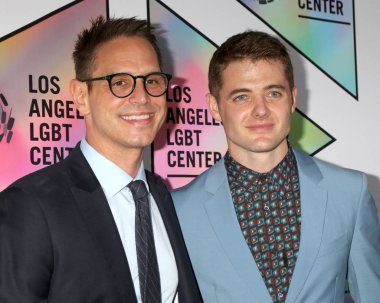 Los Angeles - 22 Eylül: Greg Berlanti, Beverly Hills, Ca üzerinde 22 Eylül 2018 Beverly Hilton Hotel La Lgbt merkezinin 49 yıldönümü töreni'nde Robbie Rogers