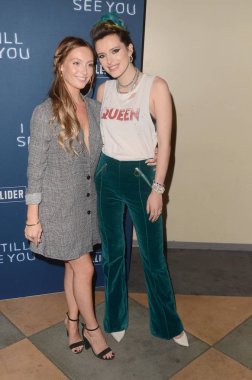Los Angeles - Ekim 2: Sarah Thompson, Bella Thorne Arclight Sherman Oaks on 2 Ekim 2018 yılında Sherman Oaks, Ca, 