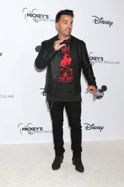 Los Angeles - Ekim 6: Luis Fonsi, Mickey's 90 muhteşem tapınak Auditorium'da 6 Ekim 2018 Los Angeles, Ca kayıt