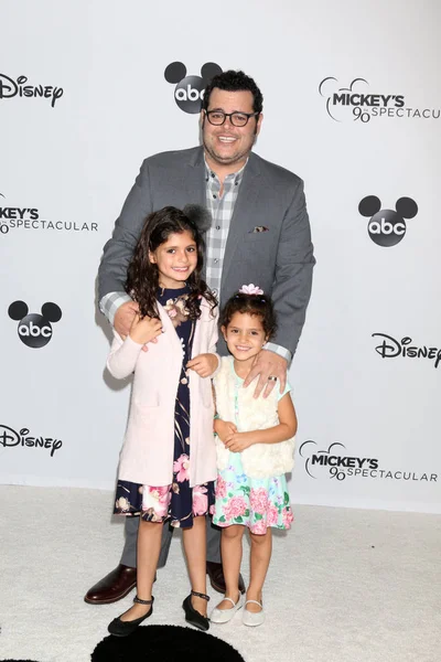 Los Angeles Oct Josh Gad Children Mickey 90Th Spectacular Taping — Stock Photo, Image